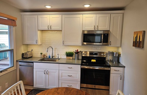 New Hope Apartment | Beautiful, Peaceful, Luxury Retreat Near Downtown Minneapolis