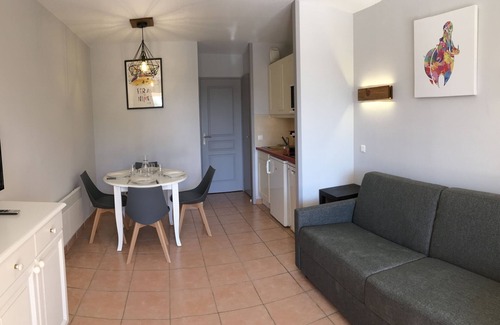 Pont Royal Apartment | Beautiful Pierre et Vacances Apartment, Domaine de Pont-Royal, swimming pool