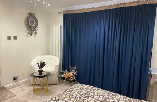 Slough House | Beautiful place to live near Heathrow Windsor Legoland & Free Parking Onsite