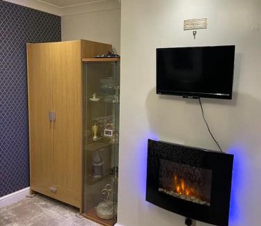Slough House | Beautiful place to live near Heathrow Windsor Legoland & Free Parking Onsite