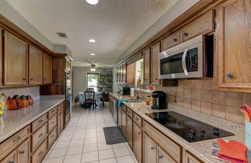 Friendswood House | Beautiful Pool! Relaxing Spacious Home