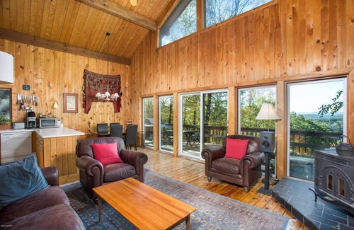 Monterey Ski Chalet | Beautiful, Private Berkshires Retreat w Magic View, 5min to Lake Garfield Beach