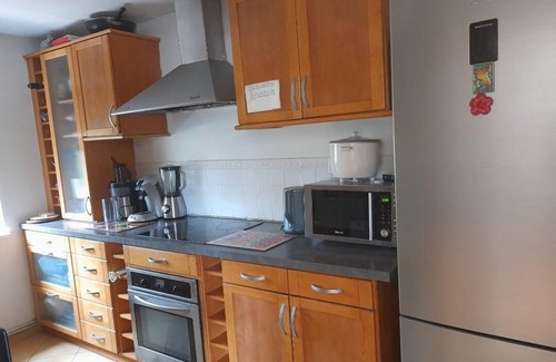 Cergy House | Beautiful private room homestay Cergy near greenery