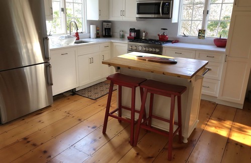 Springs Cottage | Beautiful, private 4-bedroom house near beaches, EH village