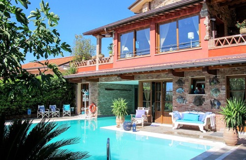 Corsanico Villa | Beautiful private villa for 9 people with private pool, WIFI, A/C, TV, patio and pets allowed