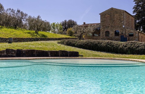 Poggibonsi Villa | Beautiful private villa with hot tub, WIFI, A/C, private pool, TV, patio, close to San Gimignano