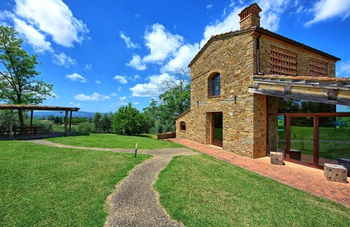 Poggibonsi Villa | Beautiful private villa with hot tub, WIFI, A/C, private pool, TV, patio, close to San Gimignano