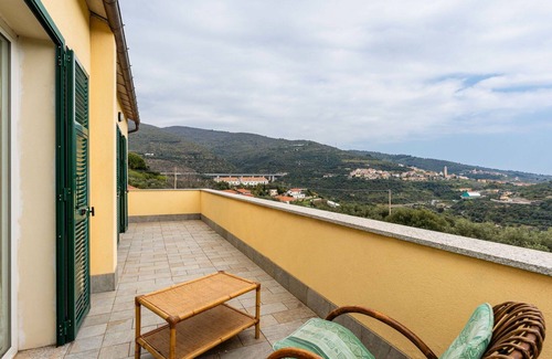 Castellaro House | Beautiful private villa for 8 guests with WIFI, terrace, pets allowed, panoramic view and parking