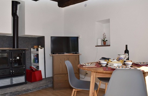 Gudo House | Beautiful private villa for 2 guests with WIFI, TV, patio, pets allowed and parking