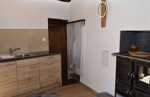 Gudo House | Beautiful private villa for 2 guests with WIFI, TV, patio, pets allowed and parking