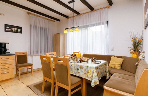 Neeberg House | Beautiful private villa for 8 guests with TV, terrace and pets allowed