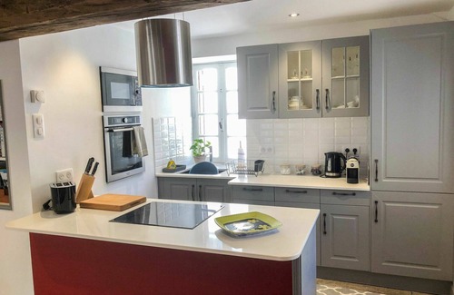 Viviers House | Beautiful private villa for 4 guests with WIFI, TV, terrace, pets allowed and parking