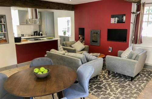 Viviers House | Beautiful private villa for 4 guests with WIFI, TV, terrace, pets allowed and parking