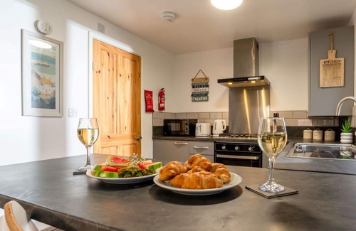 Helford Passage House | Beautiful private villa for 4 people with WIFI, TV, pets allowed, panoramic view and parking