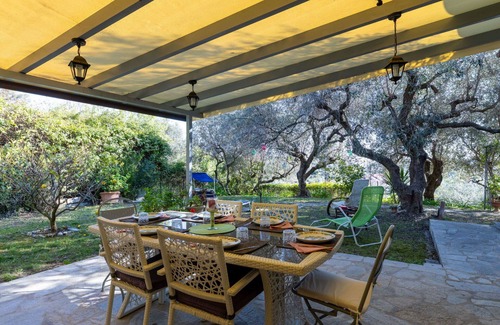 Artallo Villa | Beautiful private villa for 4 people with WIFI, A/C, TV, patio, panoramic view and parking