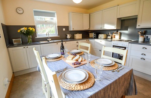 Lerags House | Beautiful private villa for 4 people with WIFI, TV, patio, pets allowed, panoramic view and park.