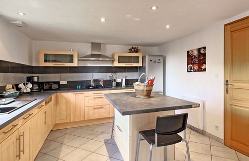 Besne House | Beautiful private villa for 5 guests with WIFI, TV, patio, pets allowed and parking