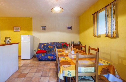 Barjac House | Beautiful private villa for 4 guests with TV, terrace, pets allowed, panoramic view and parking
