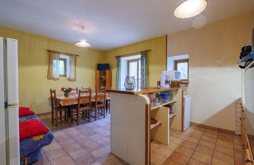Barjac House | Beautiful private villa for 4 guests with TV, terrace, pets allowed, panoramic view and parking