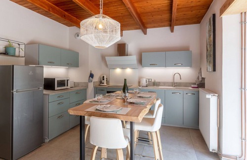 Coutances House | Beautiful private villa for 6 guests with WIFI, TV, terrace and parking