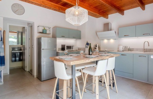 Coutances House | Beautiful private villa for 6 guests with WIFI, TV, terrace and parking