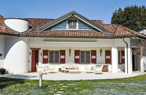 Rovato Villa | Beautiful private villa with private pool, A/C, WIFI, hot tub, TV, patio, pets allowed and parking