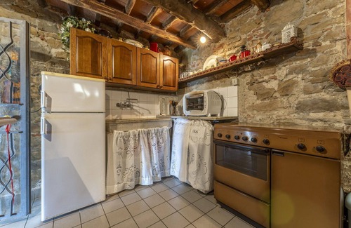 Uzzano Villa | Beautiful private villa for 5 people with private pool, WIFI and pets allowed