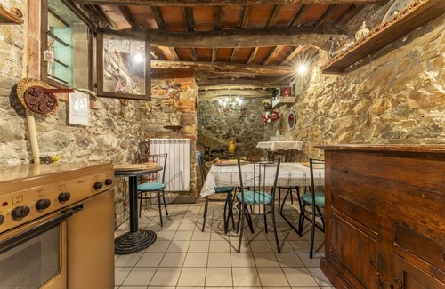 Uzzano Villa | Beautiful private villa for 5 people with private pool, WIFI and pets allowed
