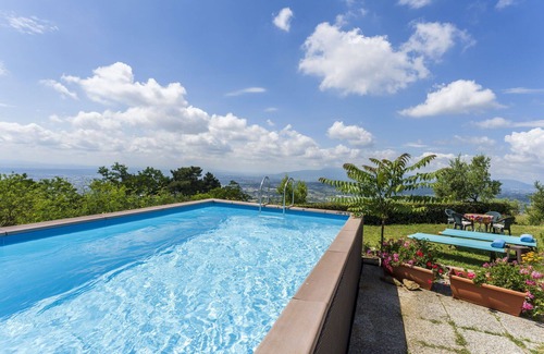 Uzzano Villa | Beautiful private villa for 5 people with private pool, WIFI and pets allowed