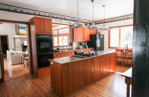 Livingston House | Beautiful property, spectacular view. House + guest house, close to Yellowstone.