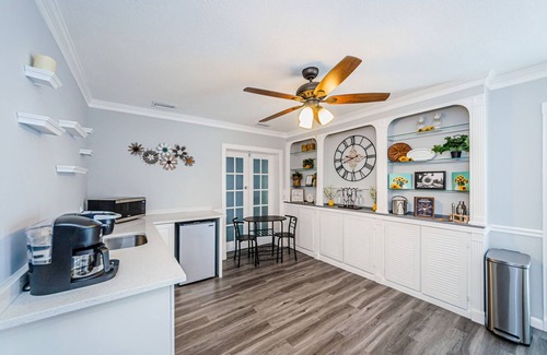 Clearwater House | Beautiful, Quaint, and Charming 1 Bedroom Private Suite with Fenced Backyard!