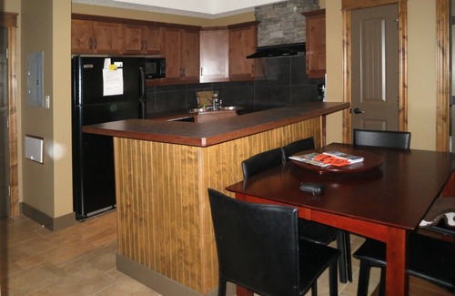 East Kootenay House | Beautiful Radium Mountain Escape 2 Br Condo+Den