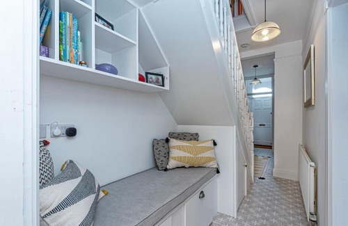 Ruthin House | Beautiful Redbrick Home in Ruthin Centre & Parking