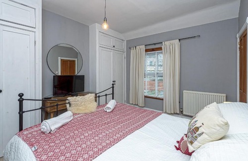 Ruthin House | Beautiful Redbrick Home in Ruthin Centre & Parking