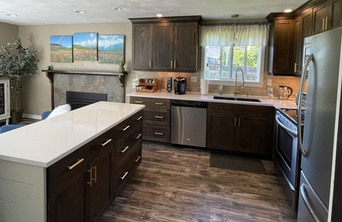 University Place House | Beautiful relaxing 3 bdr house with a private big yard.