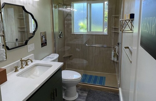 University Place House | Beautiful relaxing 3 bdr house with a private big yard.