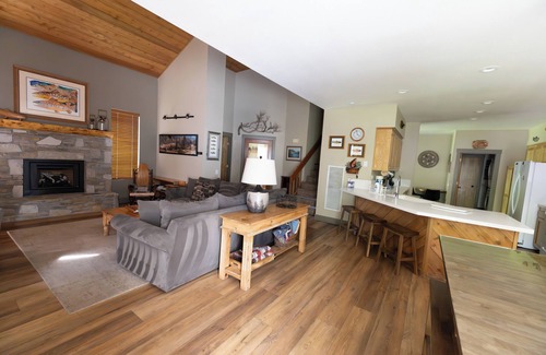 Mammoth Lakes House | Beautiful Remodeled Luxury Townhome for large groups - Snowcreek 4 - BTC # 7382