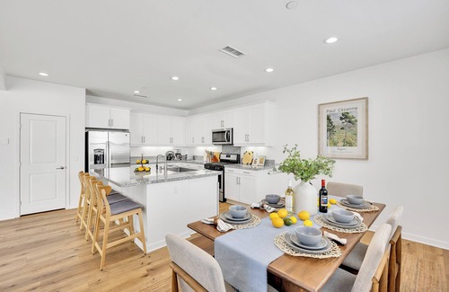 Eastvale Downs House | Beautiful Remodeled Home Perfect for Friends/Families Close 2 Airports