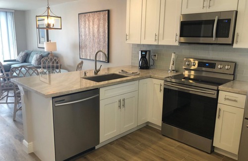 Jupiter Condo | Beautiful renovated condo, close walk to Jupiter Beach!