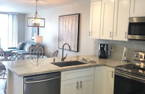 Jupiter Condo | Beautiful renovated condo, close walk to Jupiter Beach!