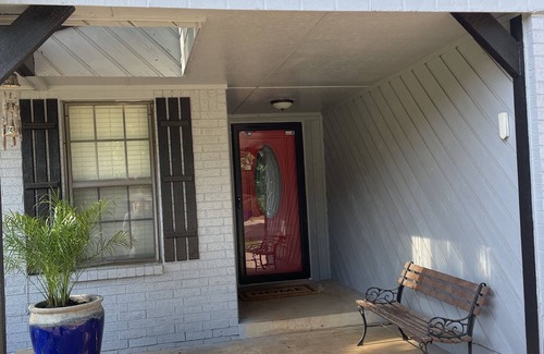 Norman House | Beautiful renovated home within 3miles of OU. Easy access to I-35.