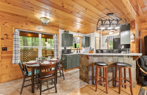 Helen Cabin | Beautiful Renovations, Hot Tub, Huge King Beds, Amenity Packed