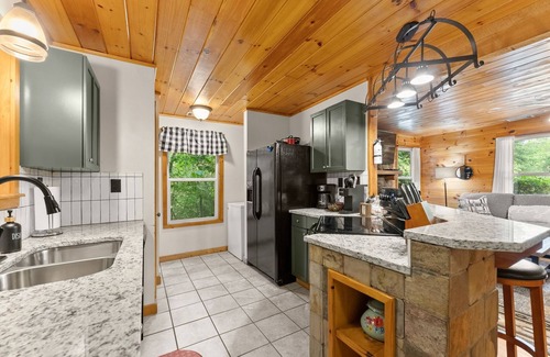 Helen Cabin | Beautiful Renovations, Hot Tub, Huge King Beds, Amenity Packed