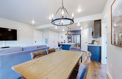 Park City Condo | Beautiful resort condo with pool, gym + rolling foothill views