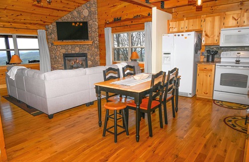 Indian Rock Springs Cabin | Beautiful Retreat - Amazing Views - Hot Tub - Super Fast WIFI