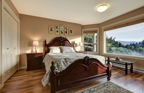Central Okanagan Bed & Breakfast | Beautiful Room In Rodee Homestay, B&B - West Kelowna