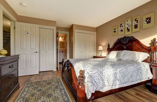 Central Okanagan Bed & Breakfast | Beautiful Room In Rodee Homestay, B&B - West Kelowna