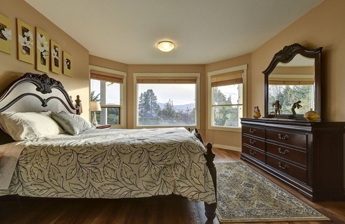 Central Okanagan Bed & Breakfast | Beautiful Room In Rodee Homestay, B&B - West Kelowna