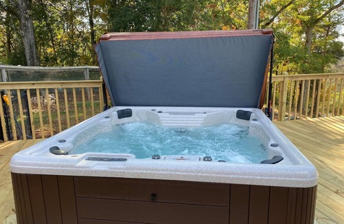 Etowah Apartment | Beautiful Room Just Waiting for You Pool IS Closed