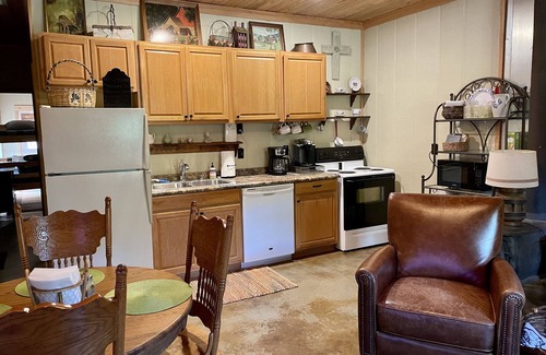 Coker House | Beautiful Rural Setting ~ 1 bed/1bath ~ Sleeps 6 ~ Convenient to Tuscaloosa